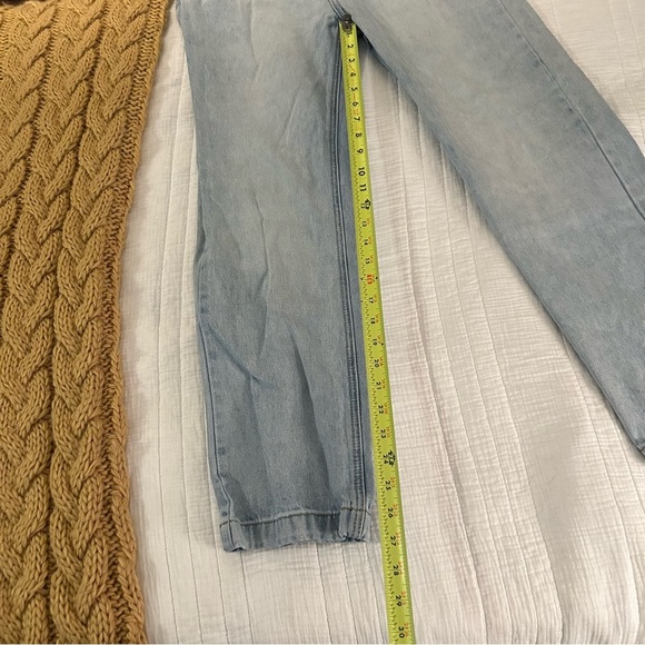 Princess Polly Hi-Rise Straight Jeans. Light Wash. Size 2. - Picture 6 of 8